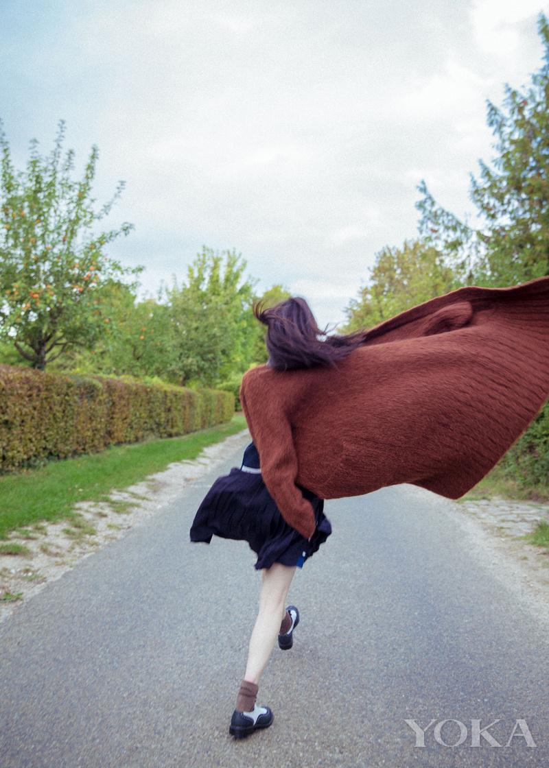 点击大图看下一张：雾霾天看蓝天洗洗眼 倪妮巴黎小镇潇洒走一回