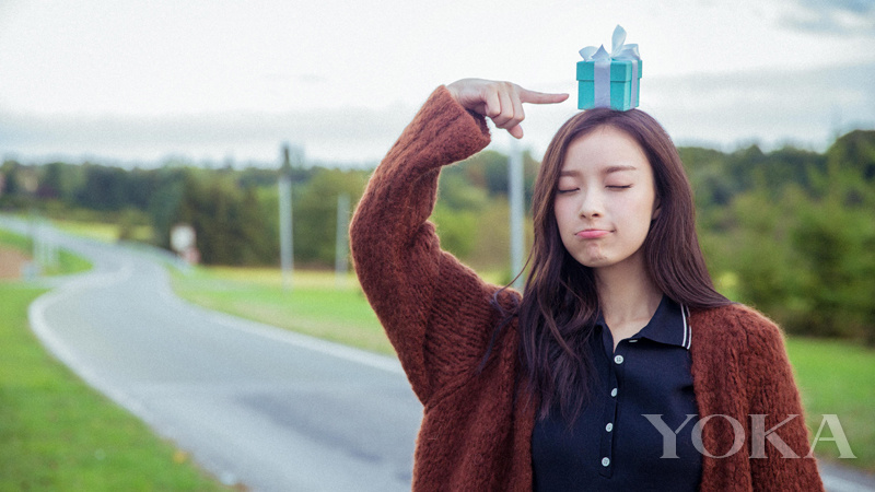 点击大图看下一张:雾霾天看蓝天洗洗眼 倪妮巴黎小镇潇洒走一回