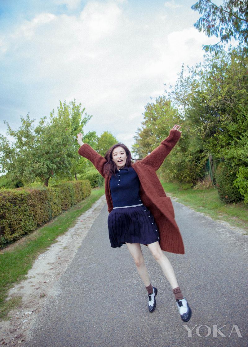 点击大图看下一张：雾霾天看蓝天洗洗眼 倪妮巴黎小镇潇洒走一回