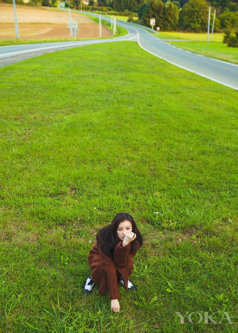 点击大图看下一张：雾霾天看蓝天洗洗眼 倪妮巴黎小镇潇洒走一回