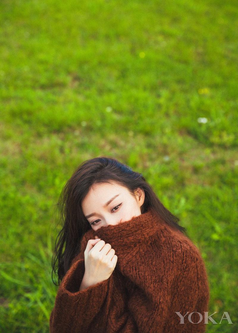 点击大图看下一张：雾霾天看蓝天洗洗眼 倪妮巴黎小镇潇洒走一回