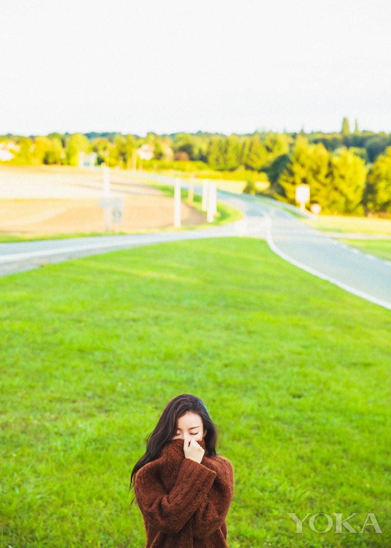 点击大图看下一张:雾霾天看蓝天洗洗眼 倪妮巴黎小镇潇洒走一回