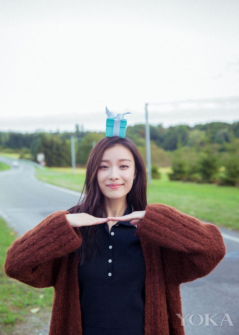 点击大图看下一张：雾霾天看蓝天洗洗眼 倪妮巴黎小镇潇洒走一回