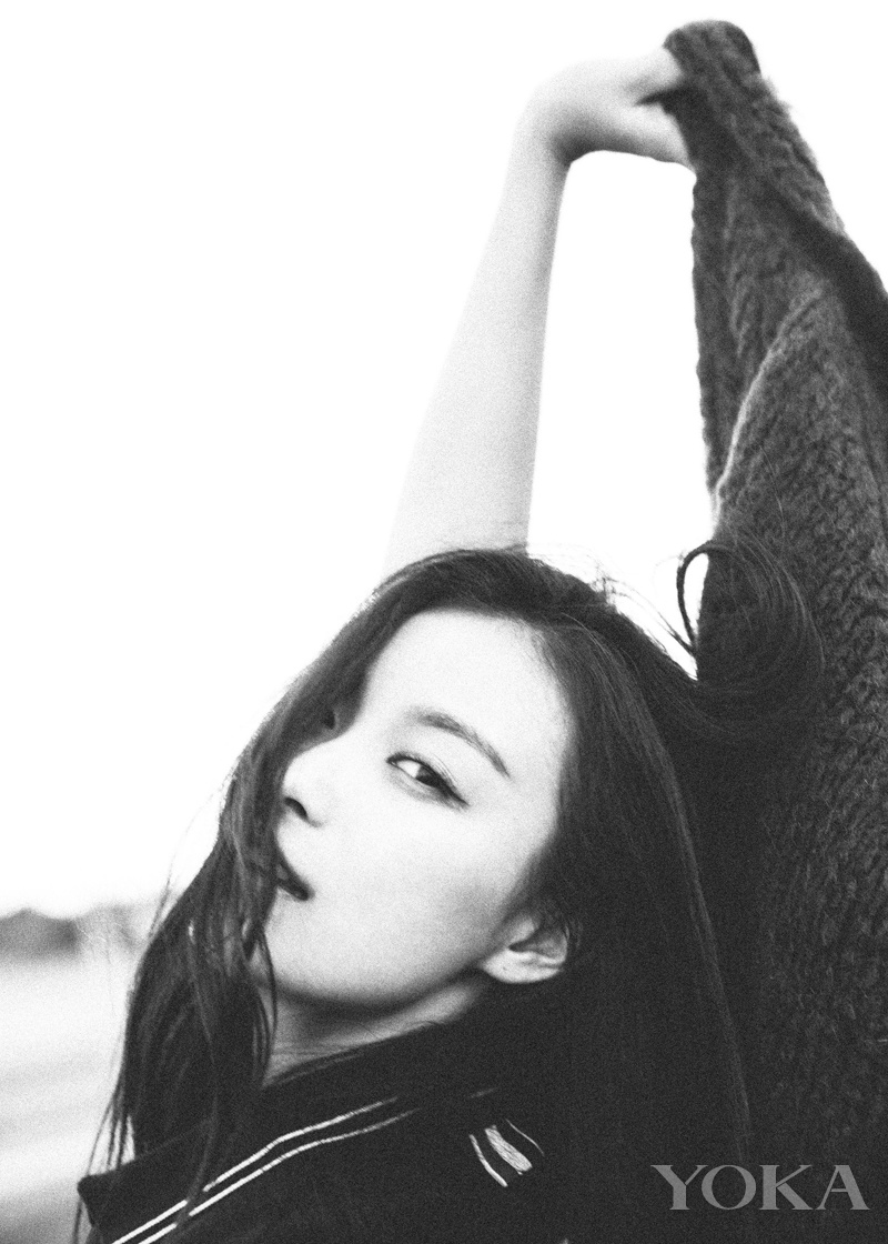 点击大图看下一张：雾霾天看蓝天洗洗眼 倪妮巴黎小镇潇洒走一回