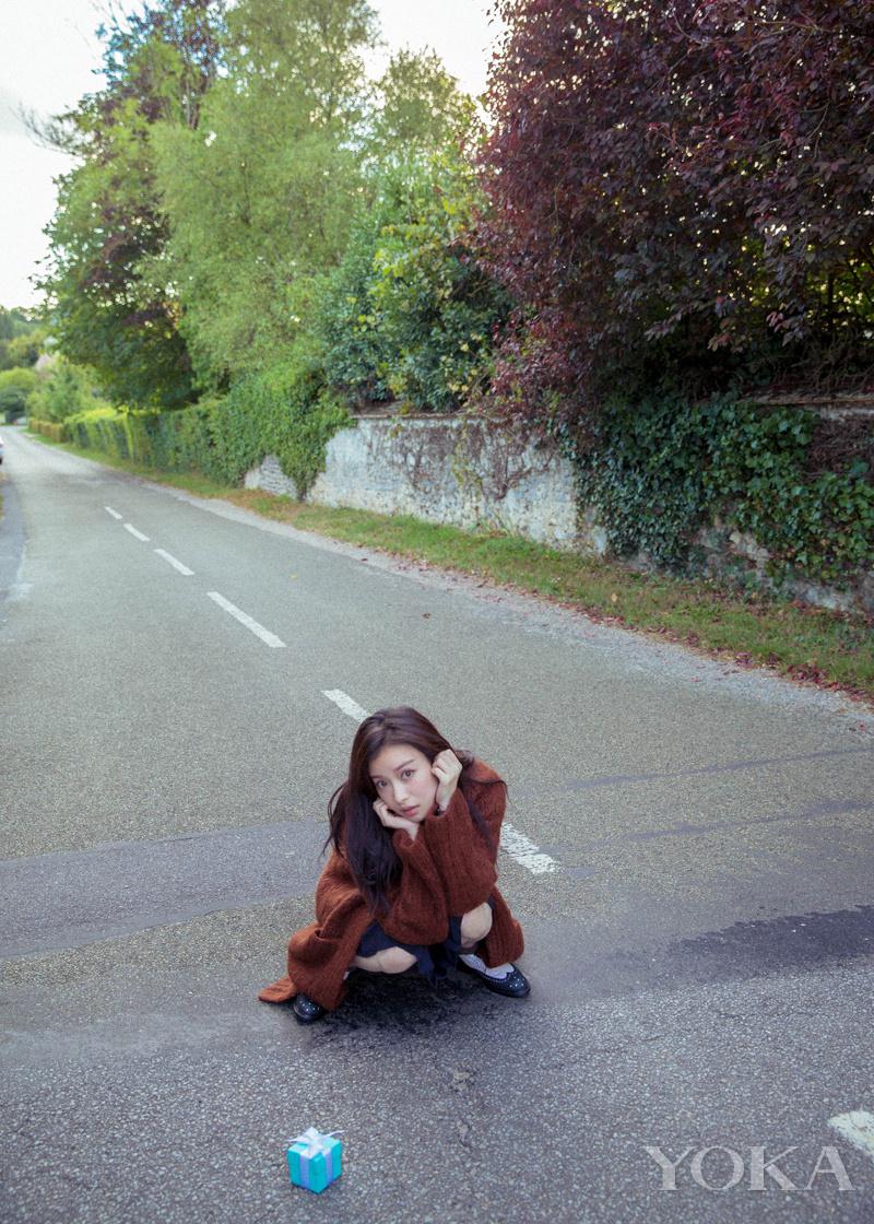 点击大图看下一张:雾霾天看蓝天洗洗眼 倪妮巴黎小镇潇洒走一回