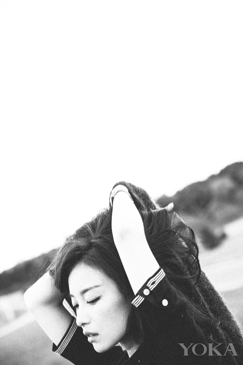 点击大图看下一张:雾霾天看蓝天洗洗眼 倪妮巴黎小镇潇洒走一回