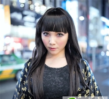 点击大图看下一张:染发设计融入卷发才完美