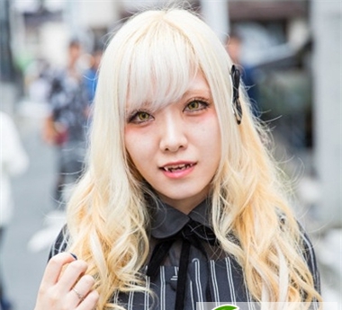 点击大图看下一张:染发设计融入卷发才完美