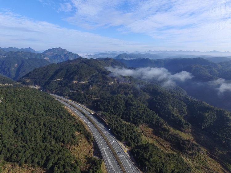 点击大图看下一张：旅途中航拍