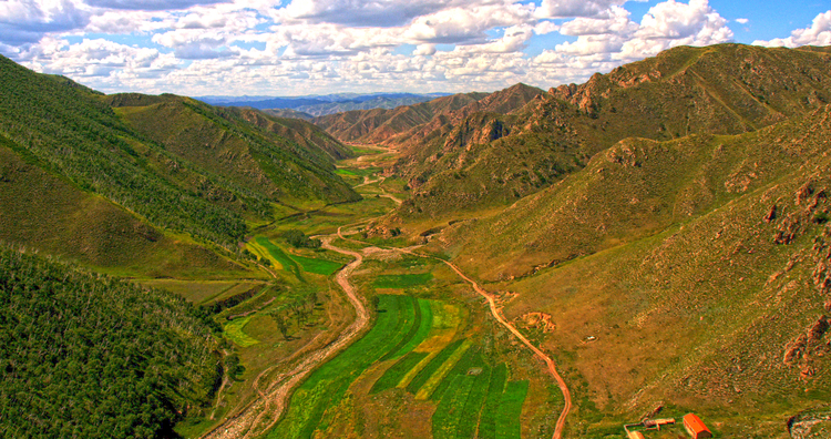 点击大图看下一张：直升机无人机航拍