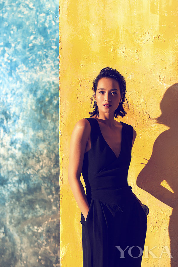 点击大图看下一张:魅力深V小露性感 朱丹演绎帅气成熟风