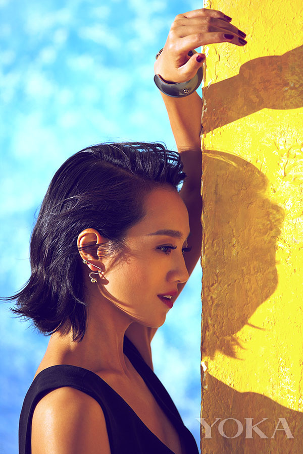 点击大图看下一张：魅力深V小露性感 朱丹演绎帅气成熟风