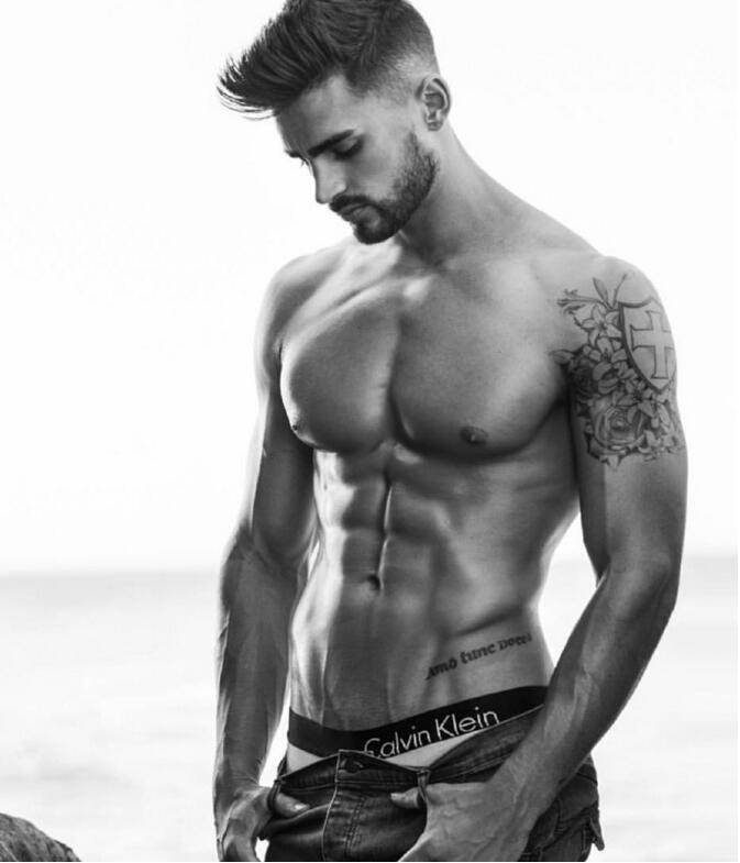 点击大图看下一张：肌肉帅哥雄起图片