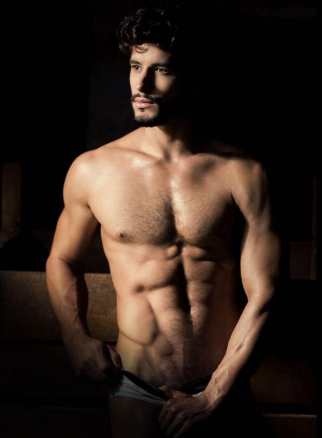 点击大图看下一张:欧美男模肌肉图