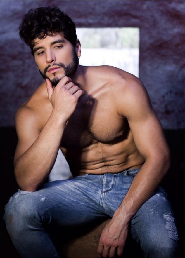 点击大图看下一张：欧美男模肌肉图