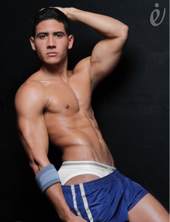 点击大图看下一张：敲锣打鼓来看肌肉男