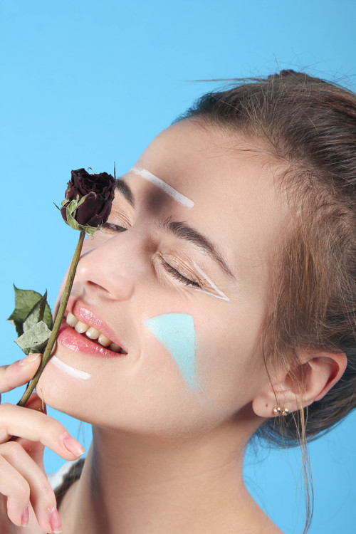 点击大图看下一张：怪力少女