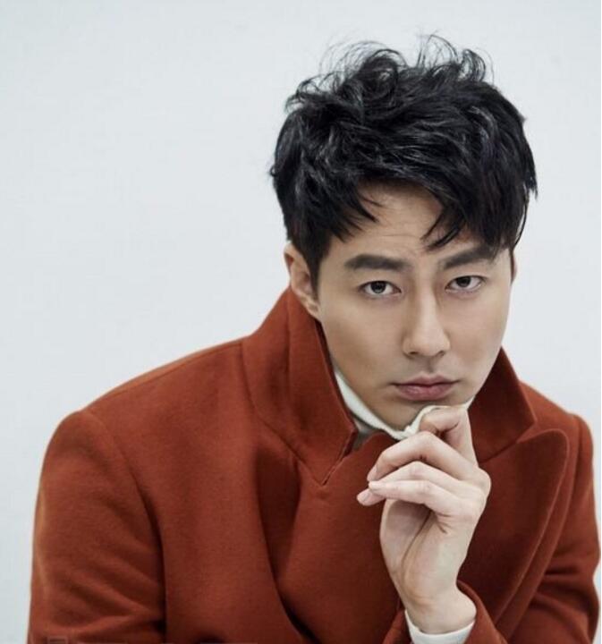 点击大图看下一张：赵寅成时尚杂志拍摄