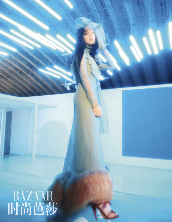 点击大图看下一张：朦胧之美！迪丽热巴登《时尚芭莎》杂志大片，在迷幻灯光下展现多重魅力！