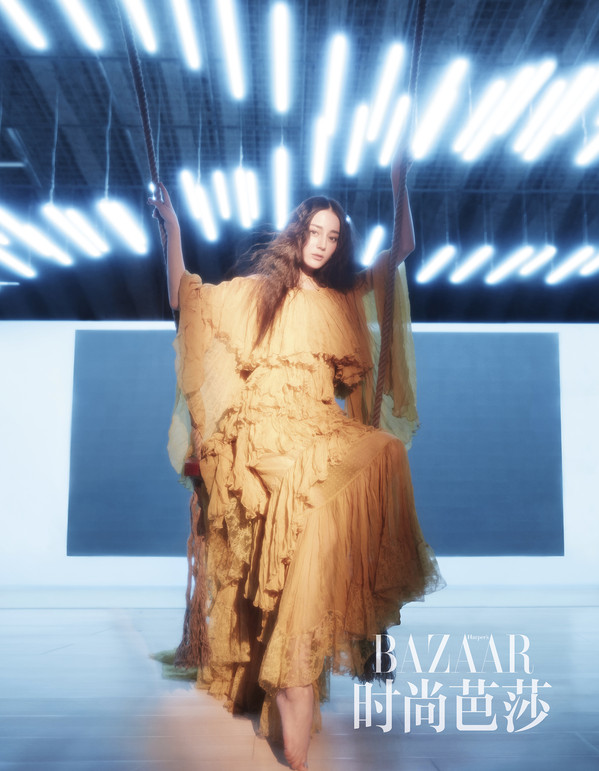 点击大图看下一张：朦胧之美！迪丽热巴登《时尚芭莎》杂志大片，在迷幻灯光下展现多重魅力！