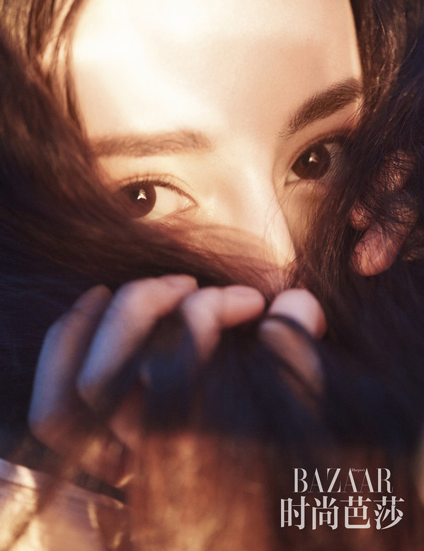 点击大图看下一张：朦胧之美！迪丽热巴登《时尚芭莎》杂志大片，在迷幻灯光下展现多重魅力！