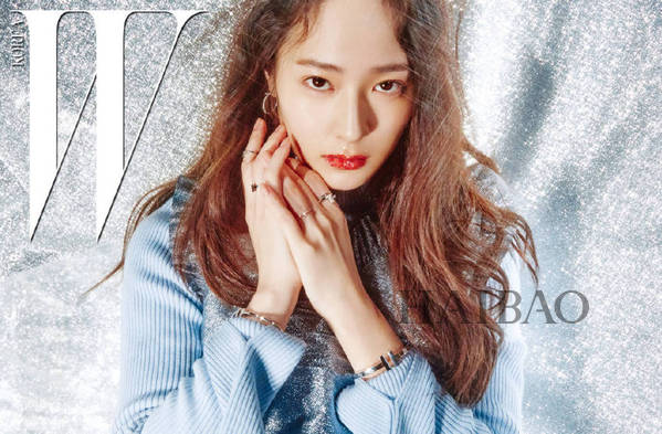 点击大图看下一张：郑秀晶登《W》杂志韩国版2017年1月刊，如水晶一般闪耀迷人！