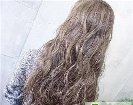 点击大图看下一张：中长发“懒人卷”加潮色 潮色潮发美翻天