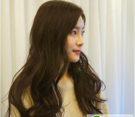 点击大图看下一张：最能展现女生的温柔卷发