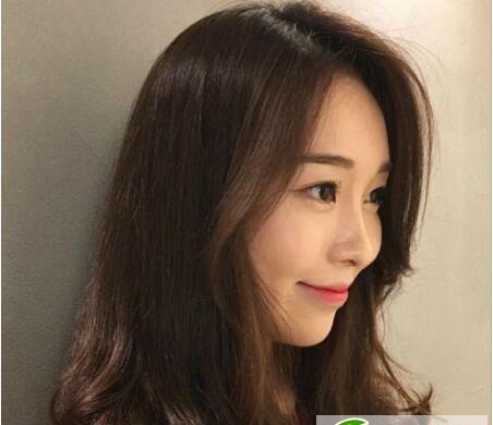 点击大图看下一张：最能展现女生的温柔卷发