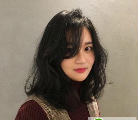 点击大图看下一张：最能展现女生的温柔卷发