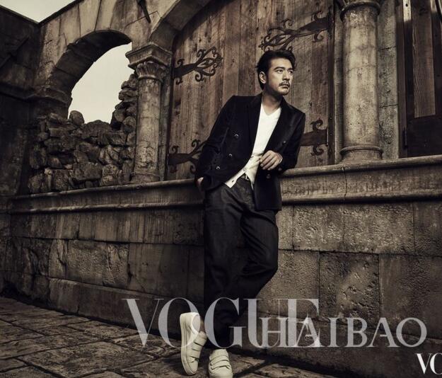 点击大图看下一张：金城武登《Vogue》台湾版2016年12月刊，男神依然如行走的雕刻一般！