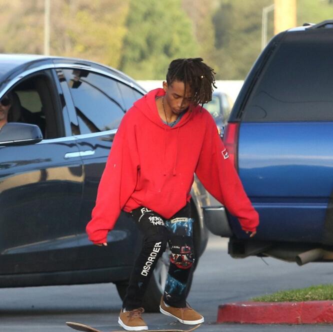 点击大图看下一张：贾登史密斯脏辫发型