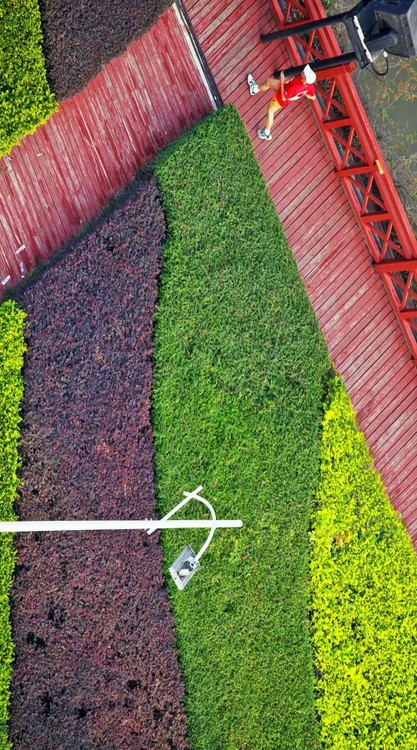 点击大图看下一张：彩染海心沙