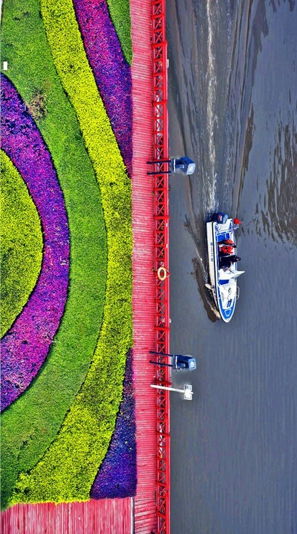 点击大图看下一张：彩染海心沙