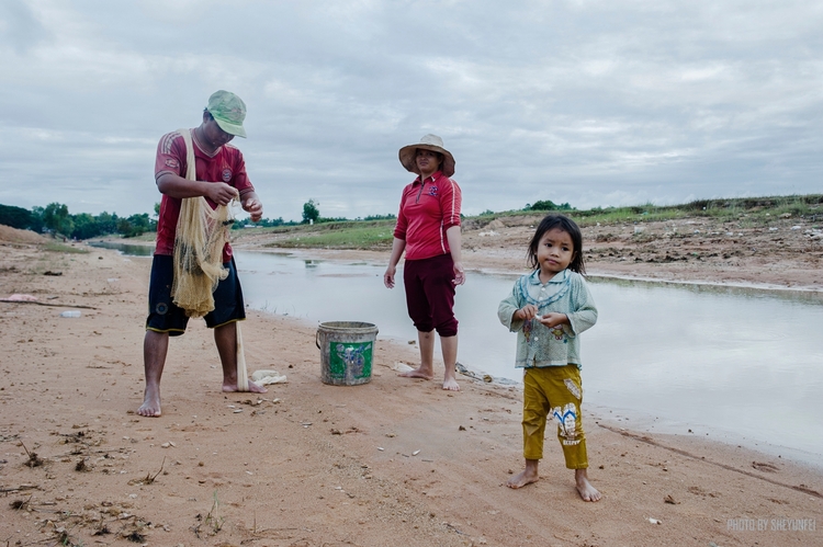 点击大图看下一张：高棉捕鱼家人
