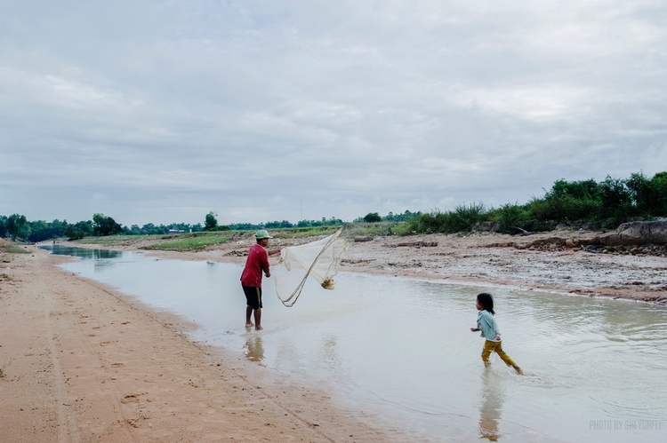 点击大图看下一张：高棉捕鱼家人