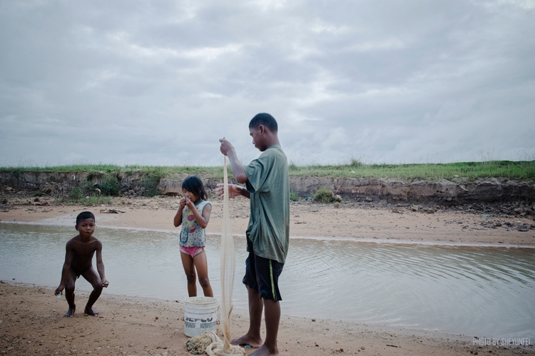 点击大图看下一张：高棉捕鱼家人
