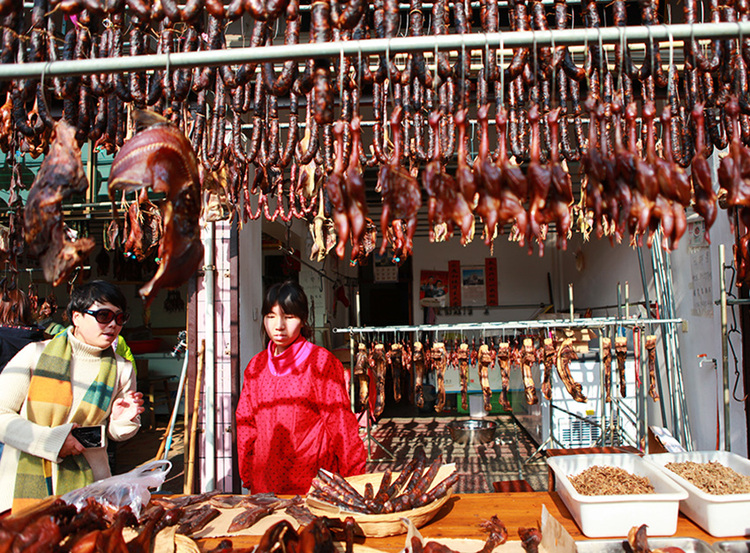 点击大图看下一张：红红火火的古镇