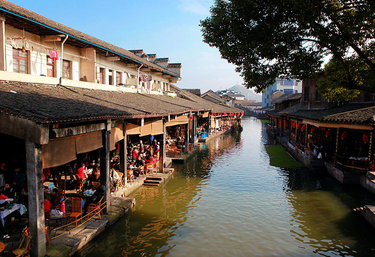 点击大图看下一张：红红火火的古镇