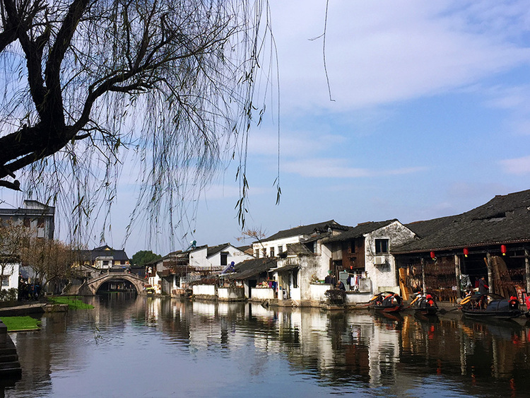 点击大图看下一张：红红火火的古镇