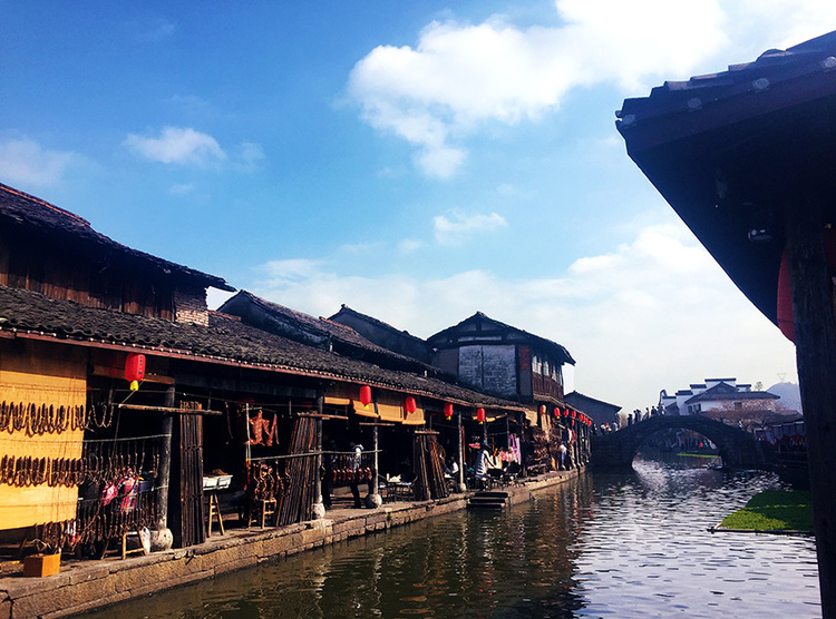 点击大图看下一张:红红火火的古镇