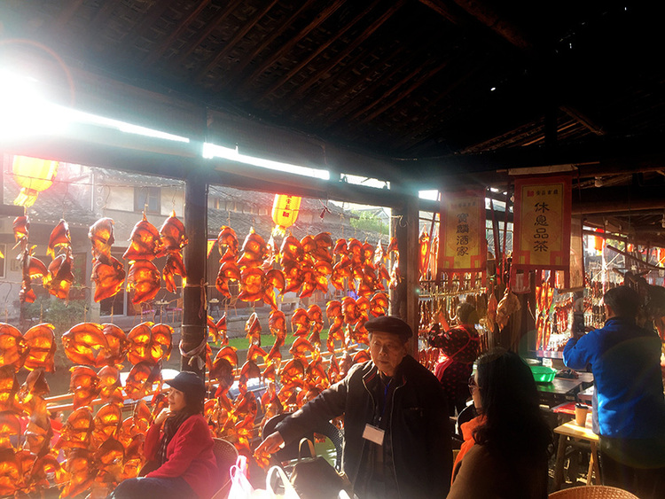 点击大图看下一张:红红火火的古镇