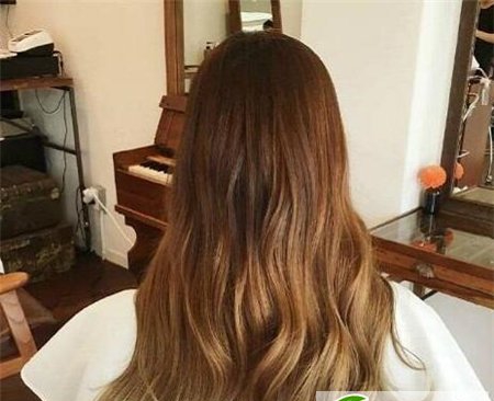 点击大图看下一张:各色时尚烫发染发 2017年绝美中长烫发