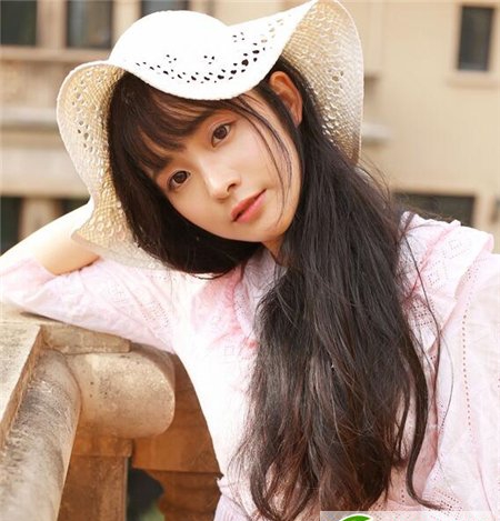 点击大图看下一张：今年流行的烫发发型 唯美女神中长烫发