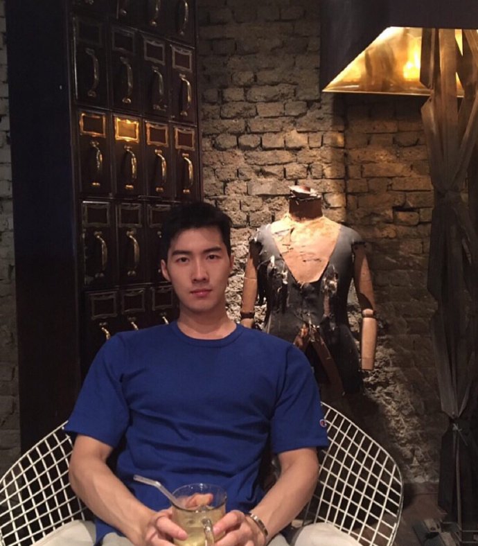 点击大图看下一张：强壮的男人超帅