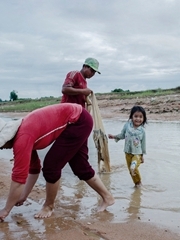 高棉捕鱼家人