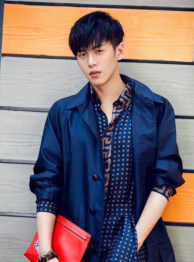 点击大图看下一张：实力小生张若筠壁纸