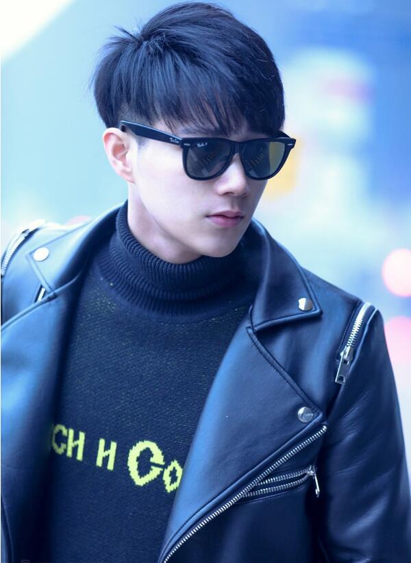 点击大图看下一张：杨延东机场街拍