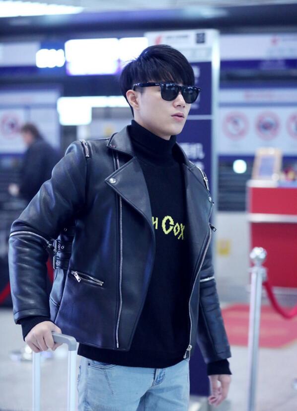 点击大图看下一张：杨延东机场街拍