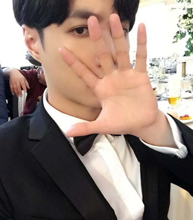 点击大图看下一张:张艺兴亮相五周年